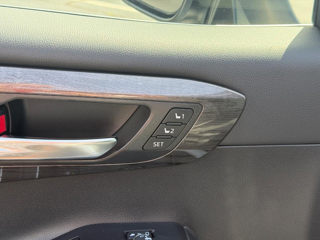 Toyota Highlander Vehicle Full-screen Gallery Image 17