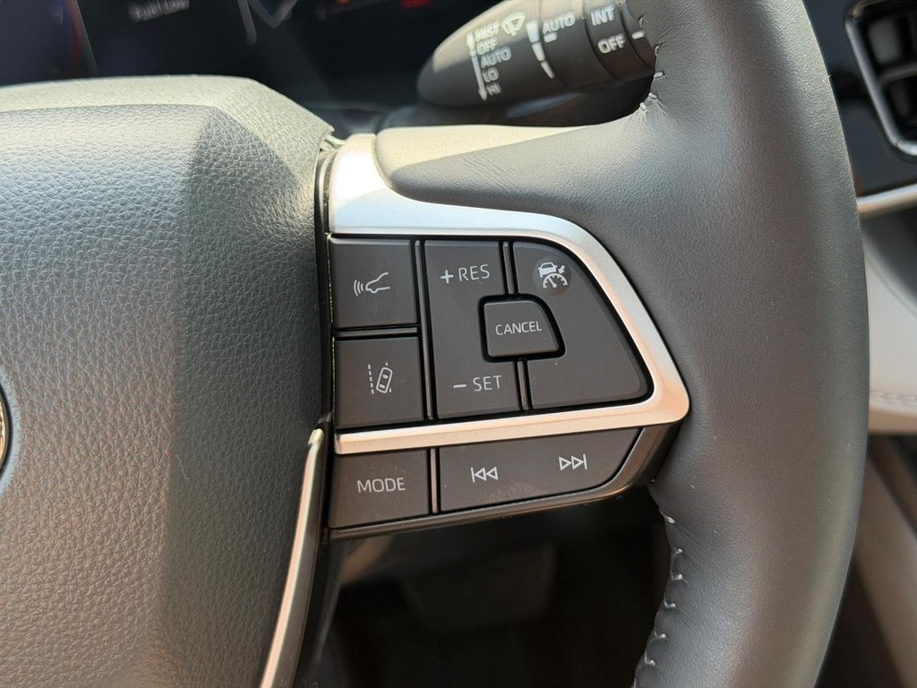 Toyota Highlander Vehicle Full-screen Gallery Image 20