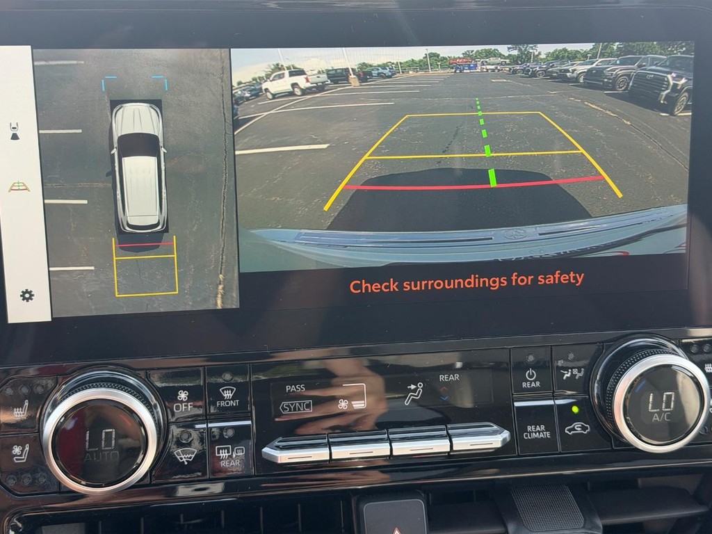 Toyota Highlander Vehicle Full-screen Gallery Image 23