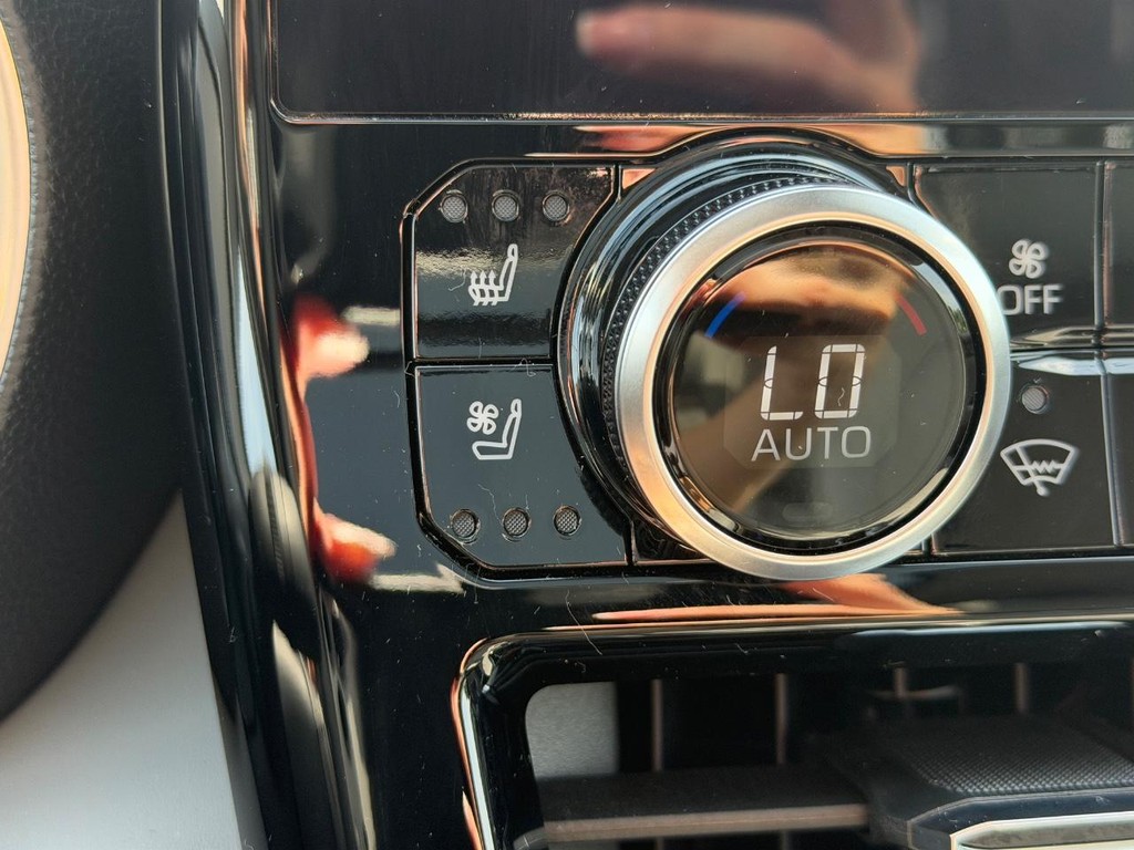 Toyota Highlander Vehicle Full-screen Gallery Image 24