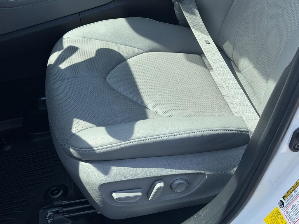 Toyota Highlander Vehicle Full-screen Gallery Image 25