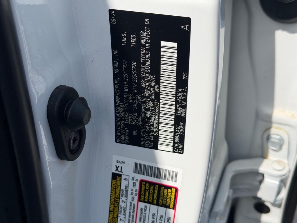 Toyota Highlander Vehicle Full-screen Gallery Image 26