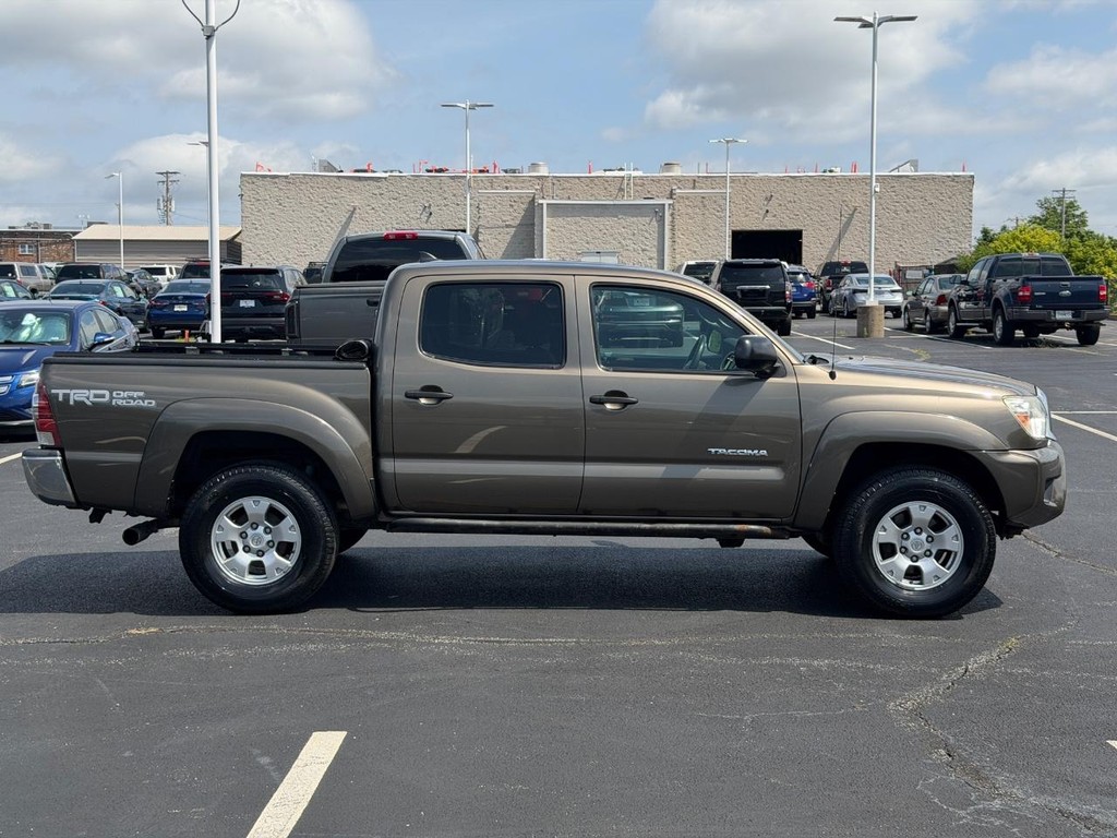 Toyota Tacoma Vehicle Full-screen Gallery Image 02