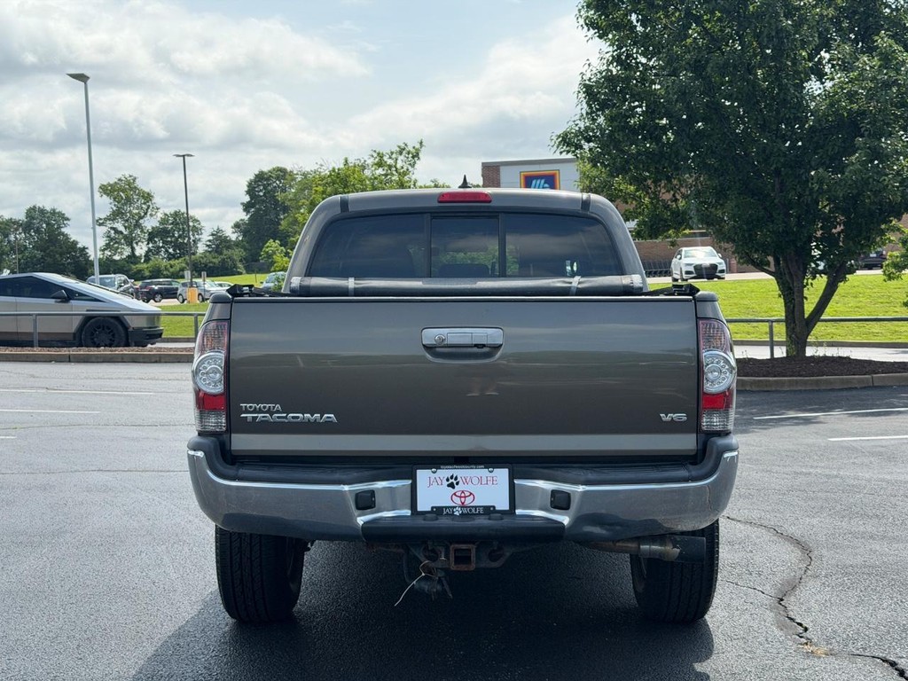 Toyota Tacoma Vehicle Full-screen Gallery Image 04