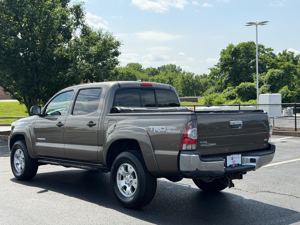 Toyota Tacoma Vehicle Full-screen Gallery Image 05
