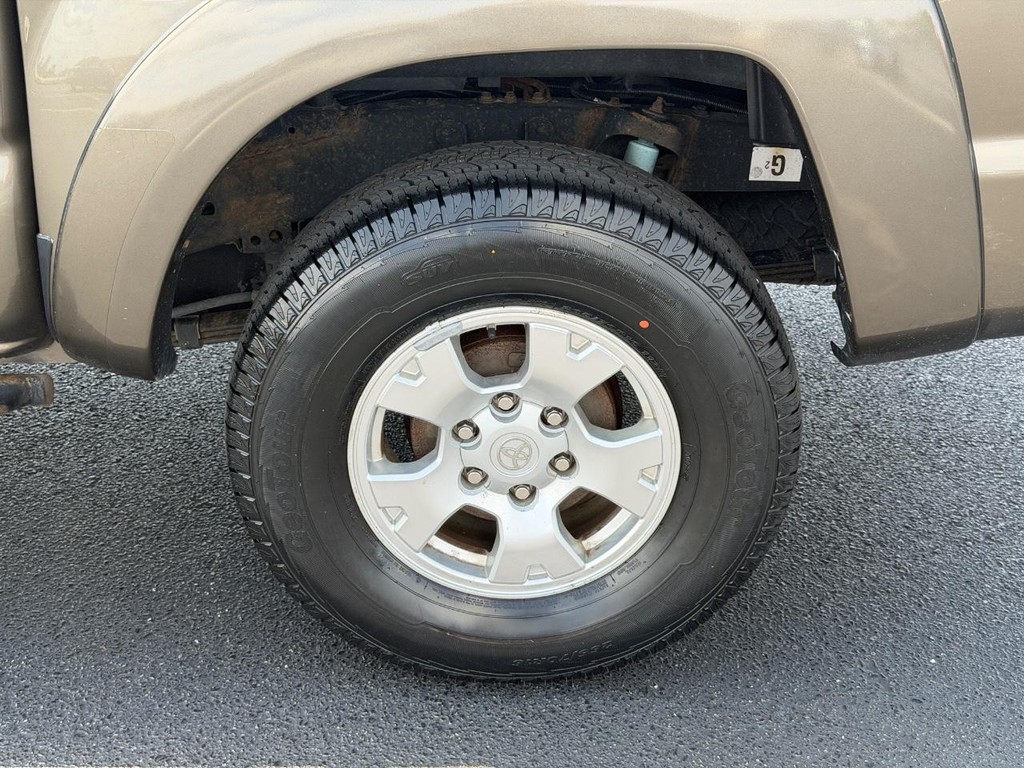 Toyota Tacoma Vehicle Full-screen Gallery Image 06
