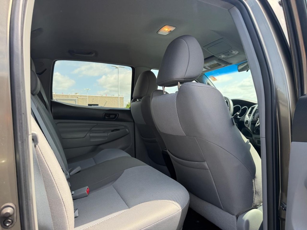 Toyota Tacoma Vehicle Full-screen Gallery Image 09