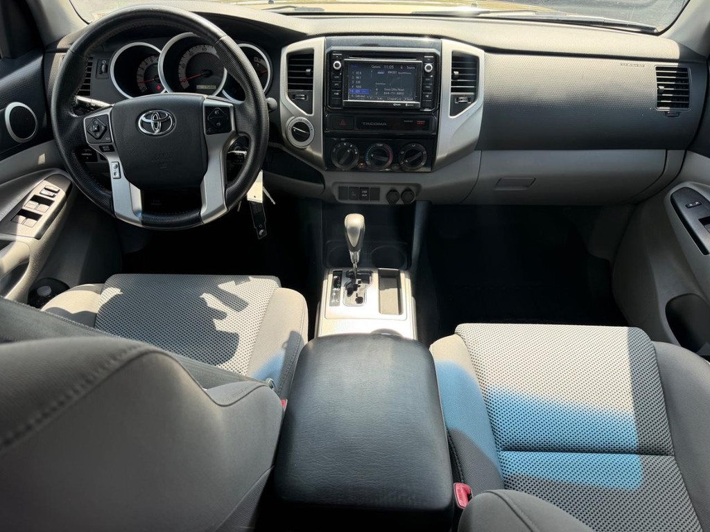 Toyota Tacoma Vehicle Full-screen Gallery Image 10