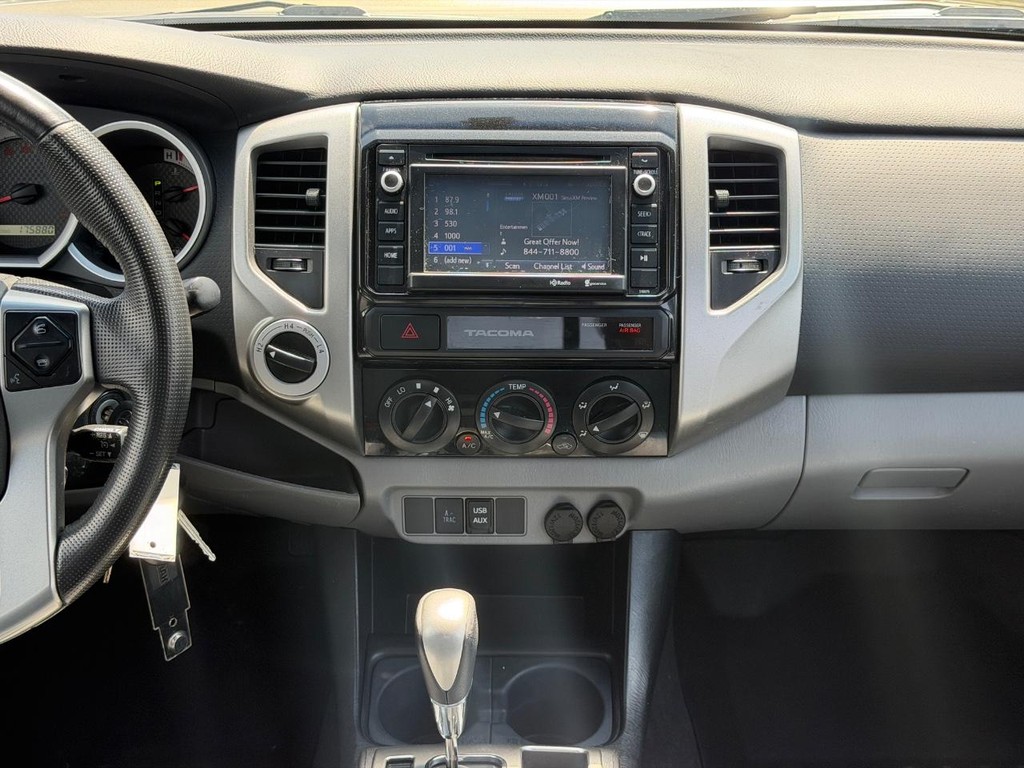 Toyota Tacoma Vehicle Full-screen Gallery Image 12