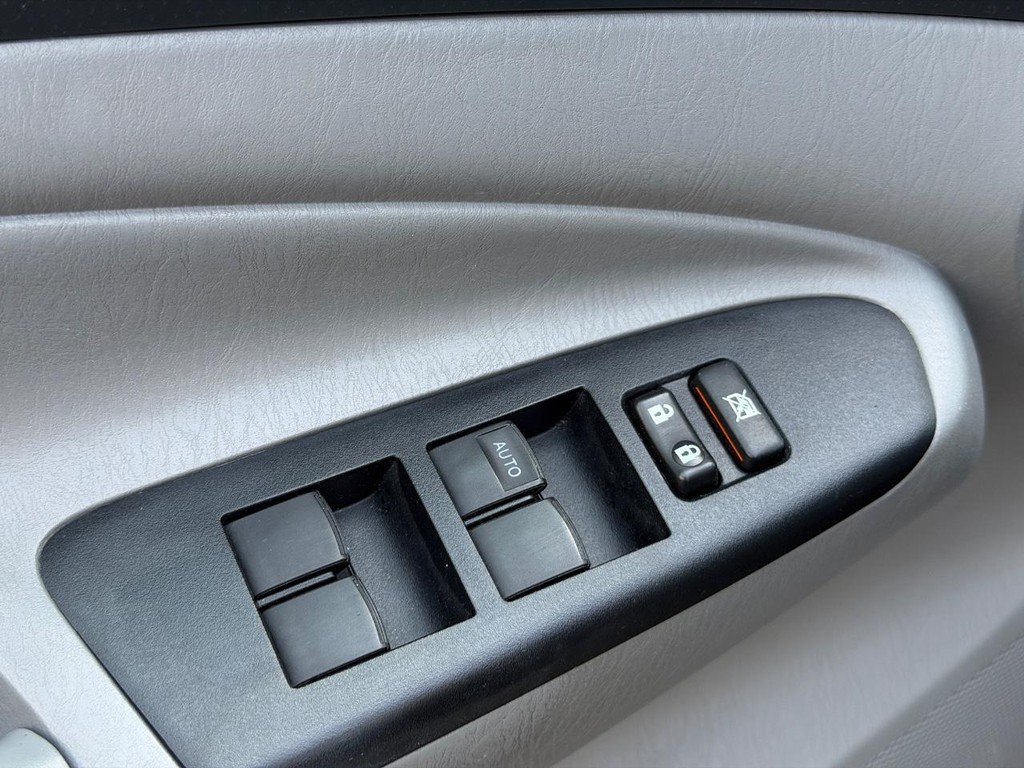 Toyota Tacoma Vehicle Full-screen Gallery Image 14