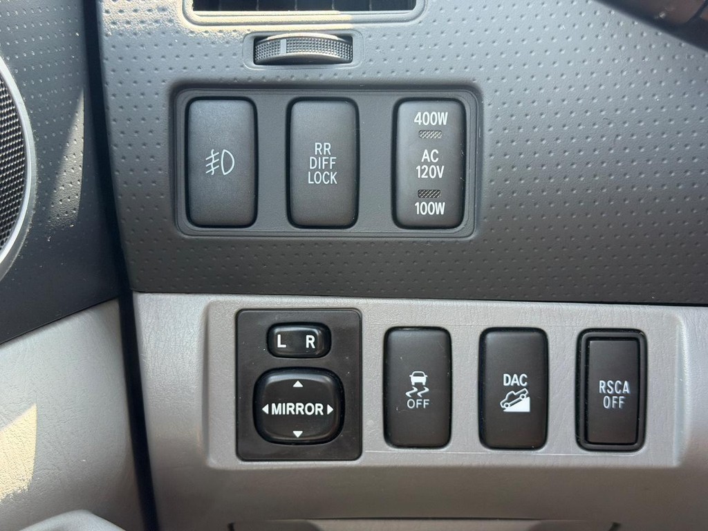 Toyota Tacoma Vehicle Full-screen Gallery Image 15