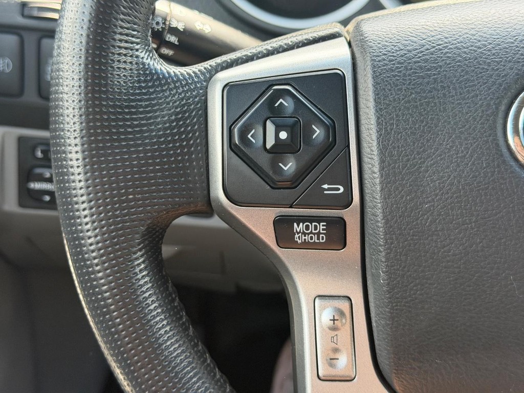 Toyota Tacoma Vehicle Full-screen Gallery Image 16