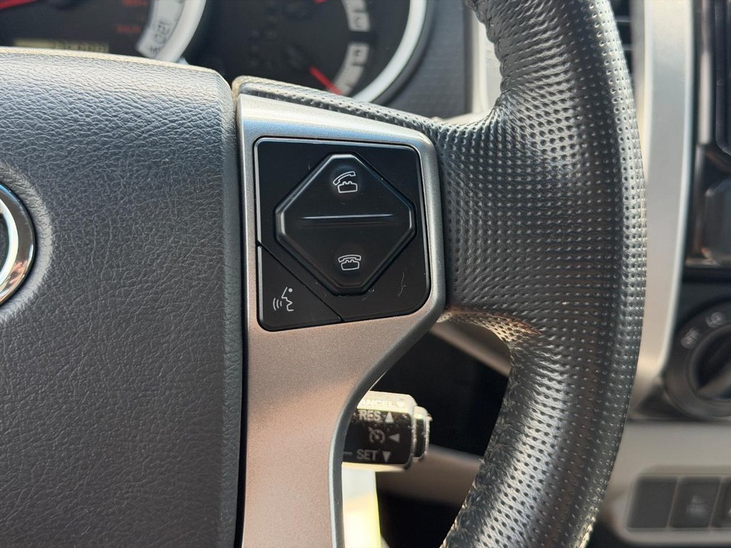 Toyota Tacoma Vehicle Full-screen Gallery Image 17