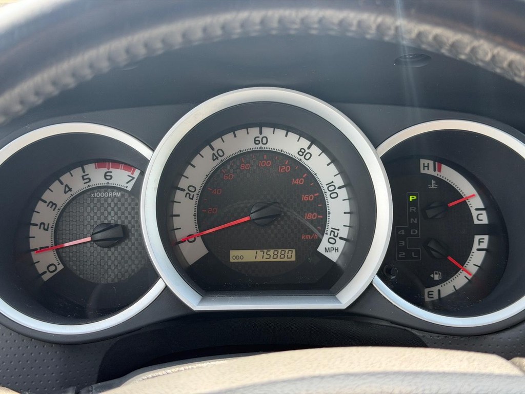 Toyota Tacoma Vehicle Full-screen Gallery Image 18