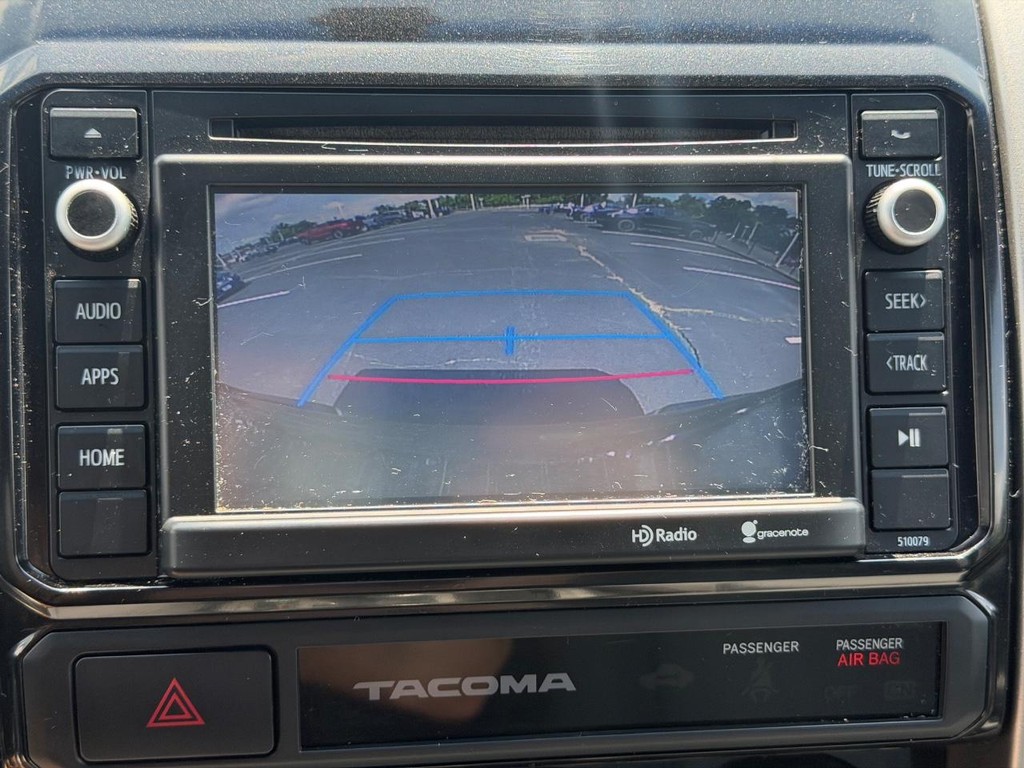 Toyota Tacoma Vehicle Full-screen Gallery Image 20
