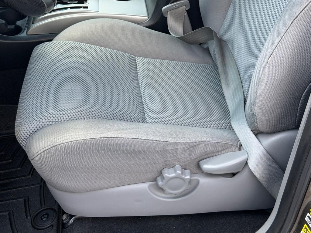 Toyota Tacoma Vehicle Full-screen Gallery Image 21