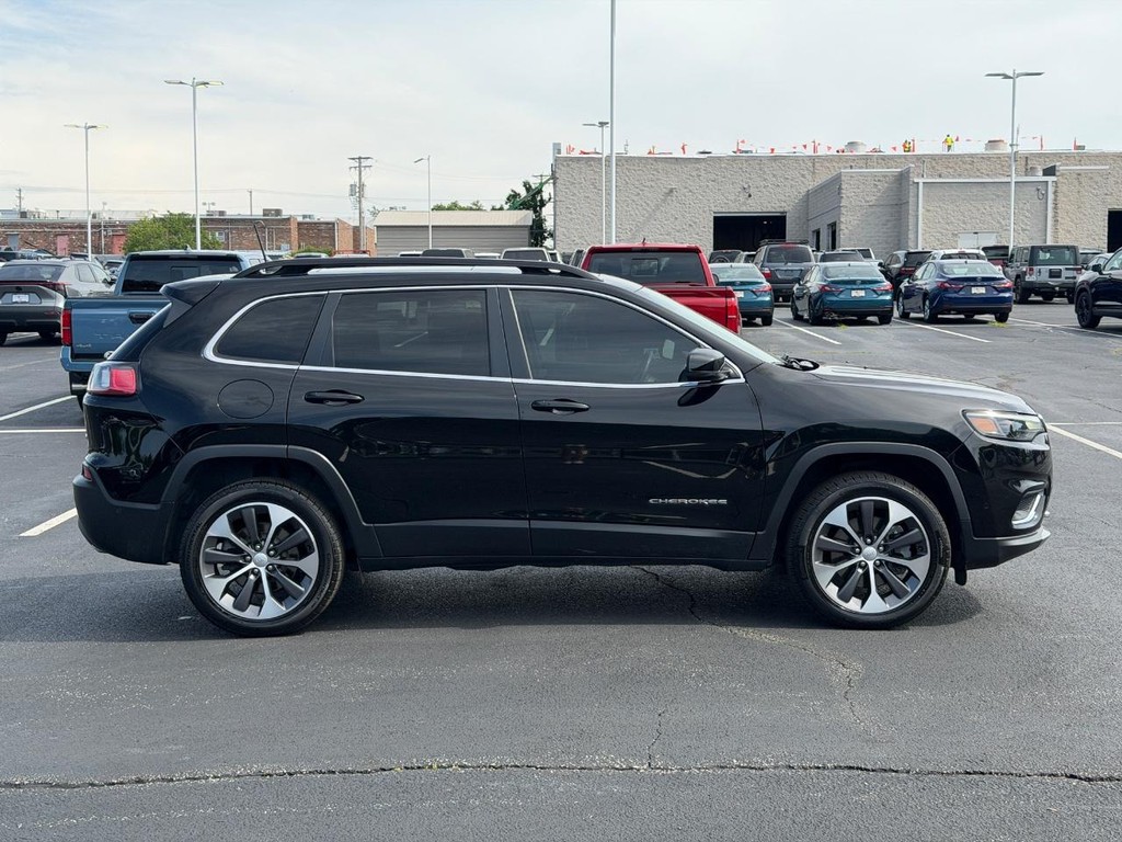 Jeep Cherokee Vehicle Full-screen Gallery Image 02