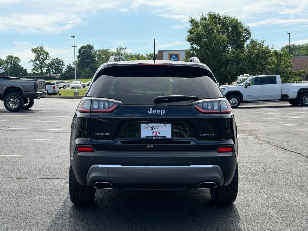 Jeep Cherokee Vehicle Full-screen Gallery Image 05