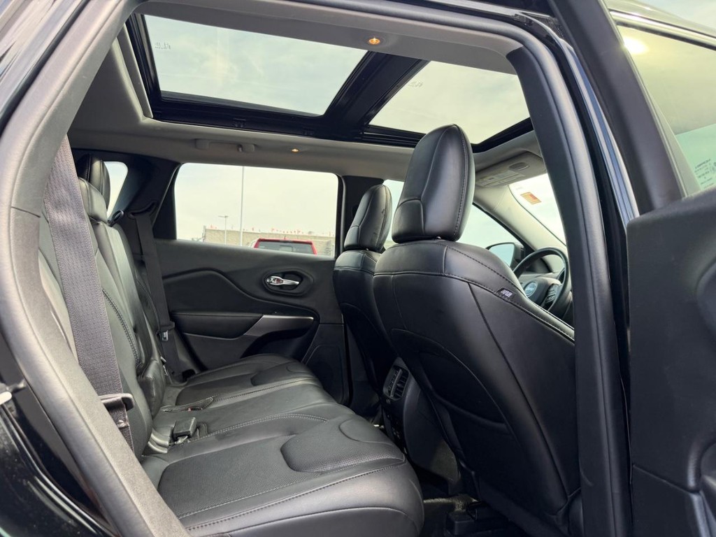 Jeep Cherokee Vehicle Full-screen Gallery Image 10