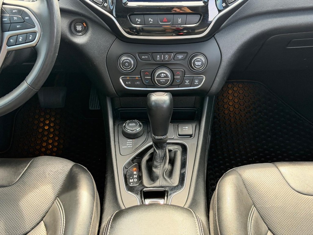 Jeep Cherokee Vehicle Full-screen Gallery Image 14