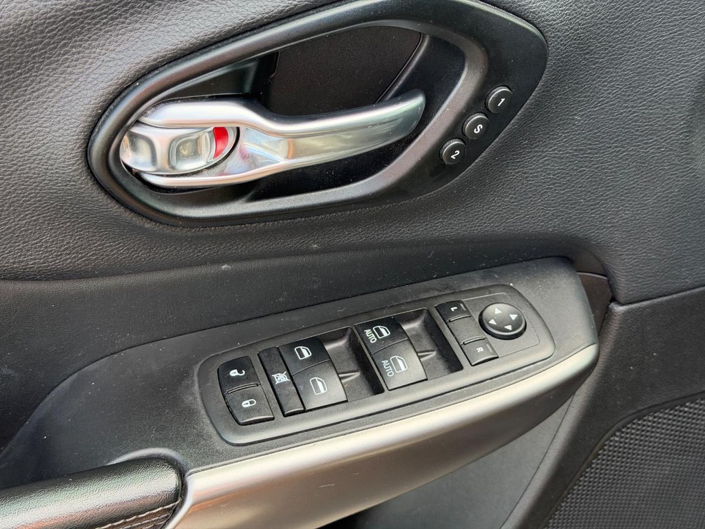 Jeep Cherokee Vehicle Full-screen Gallery Image 15