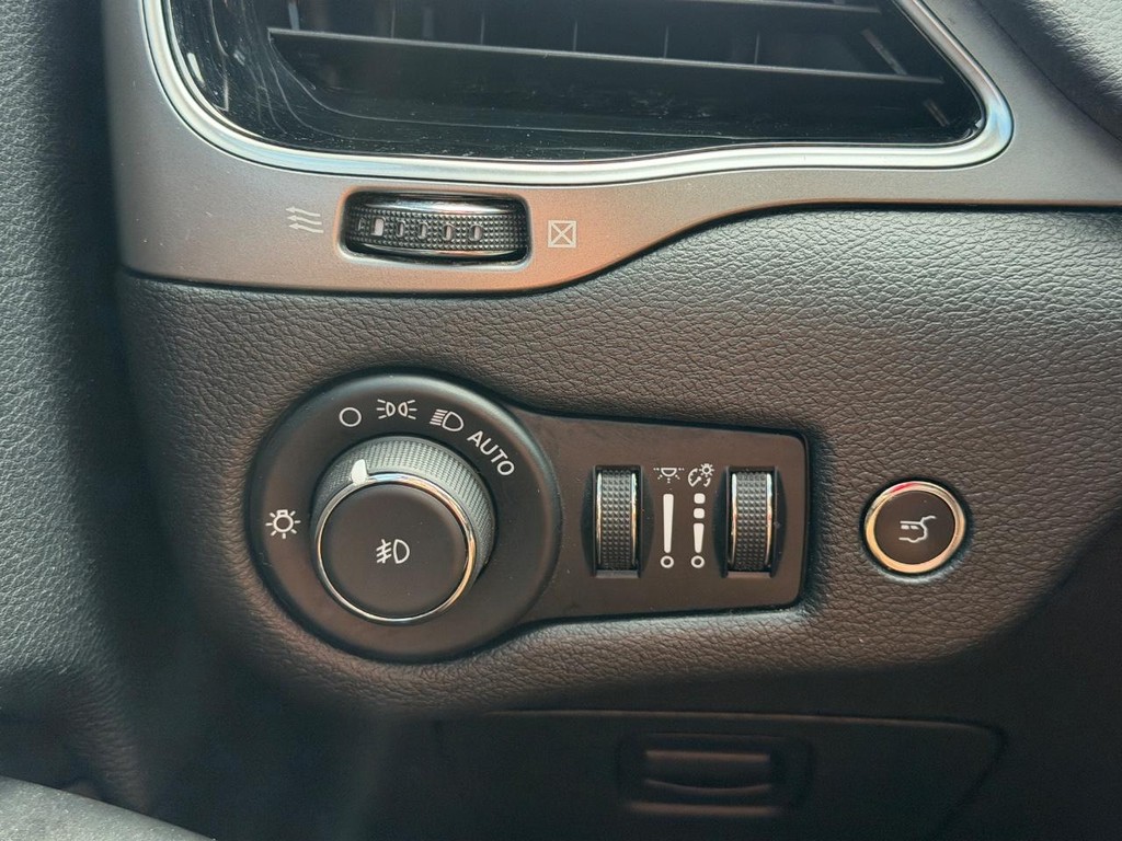 Jeep Cherokee Vehicle Full-screen Gallery Image 16