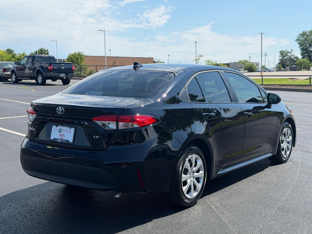 Toyota Corolla Vehicle Full-screen Gallery Image 03