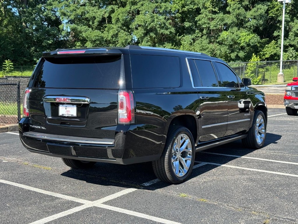 GMC Yukon XL Vehicle Full-screen Gallery Image 03