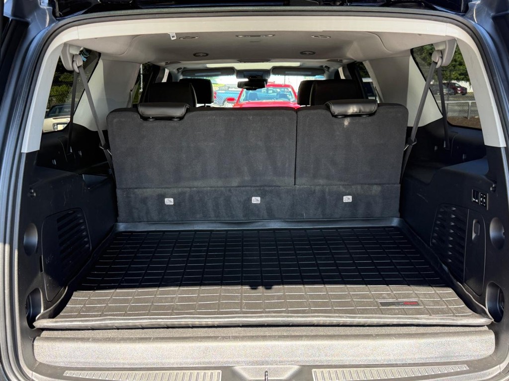 GMC Yukon XL Vehicle Full-screen Gallery Image 04