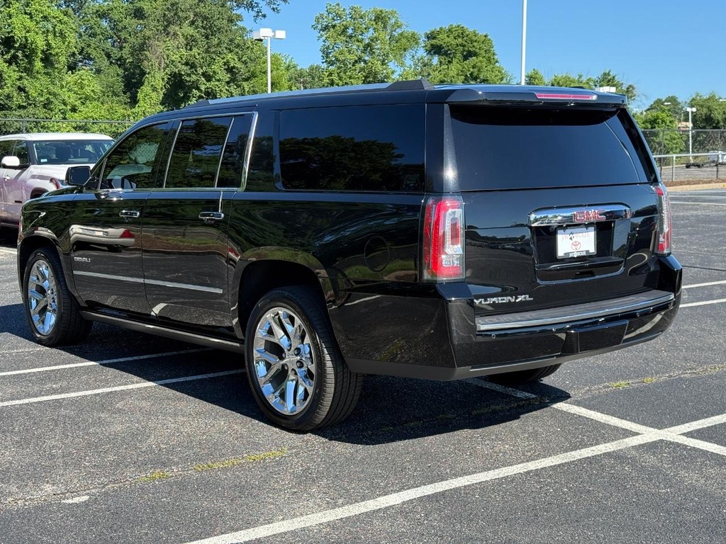 GMC Yukon XL Vehicle Full-screen Gallery Image 07