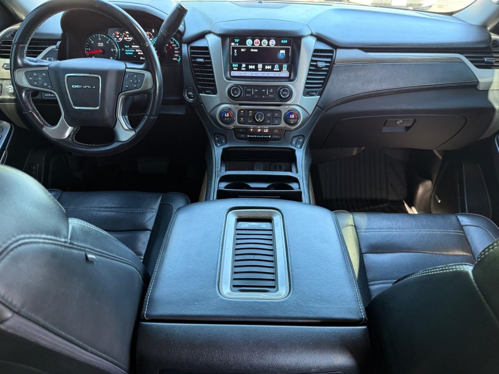 GMC Yukon XL Vehicle Full-screen Gallery Image 14