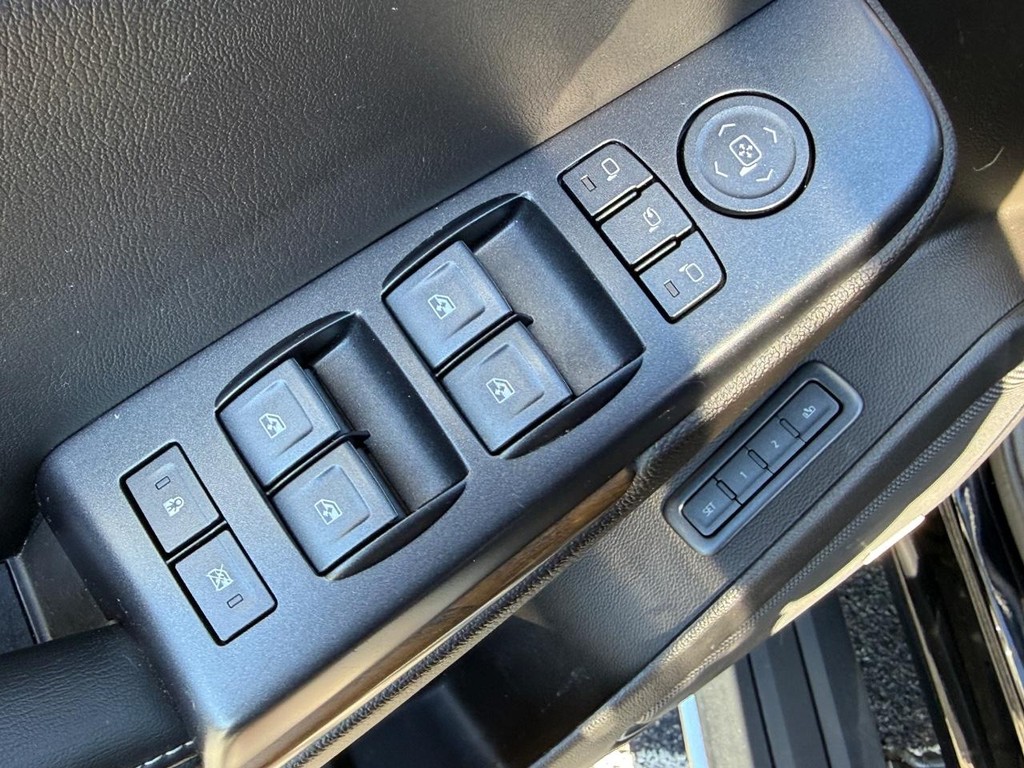 GMC Yukon XL Vehicle Full-screen Gallery Image 18