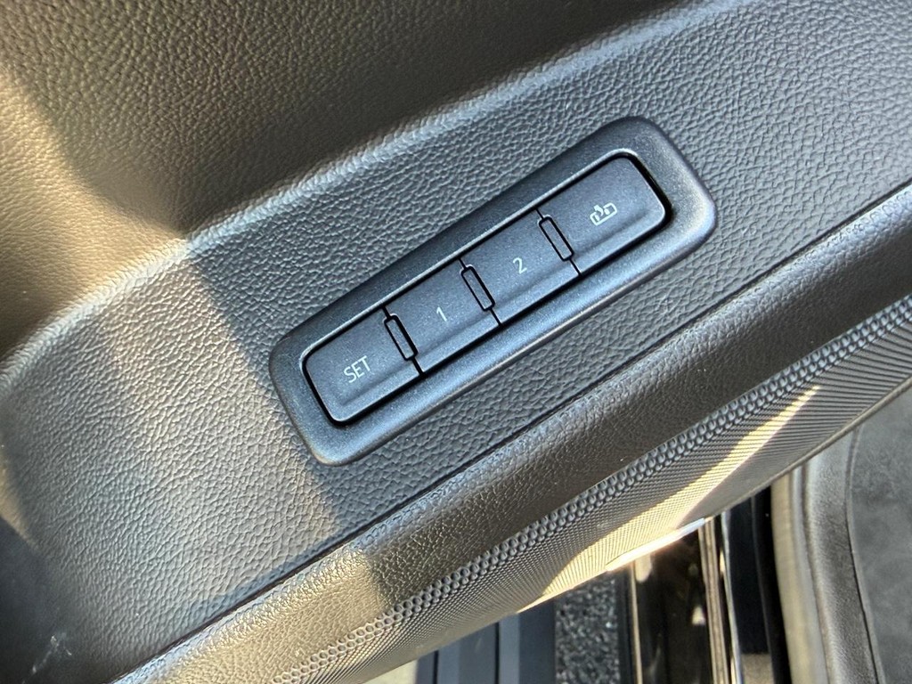 GMC Yukon XL Vehicle Full-screen Gallery Image 19