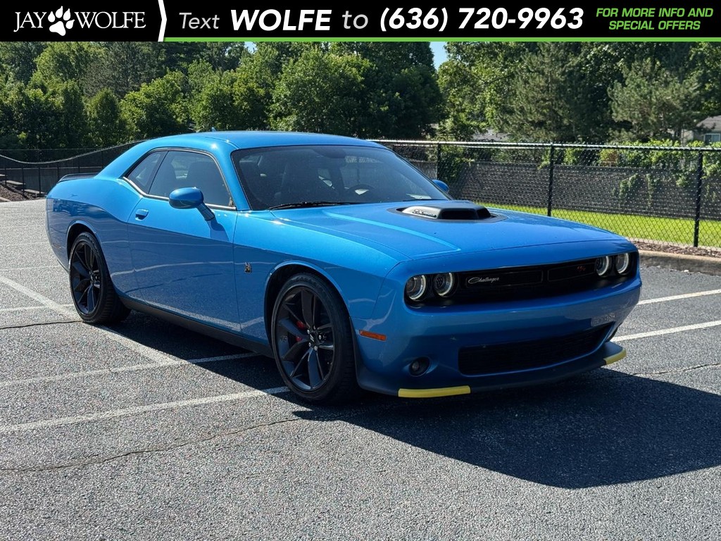 Dodge Challenger Vehicle Full-screen Gallery Image 01