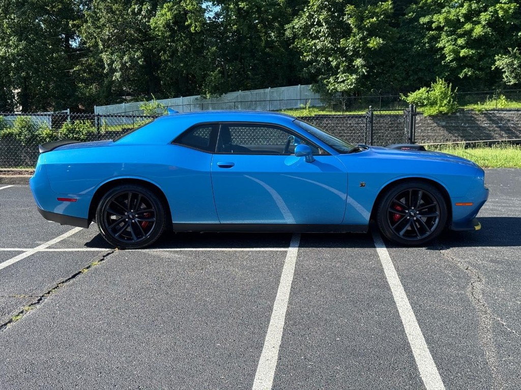 Dodge Challenger Vehicle Full-screen Gallery Image 02
