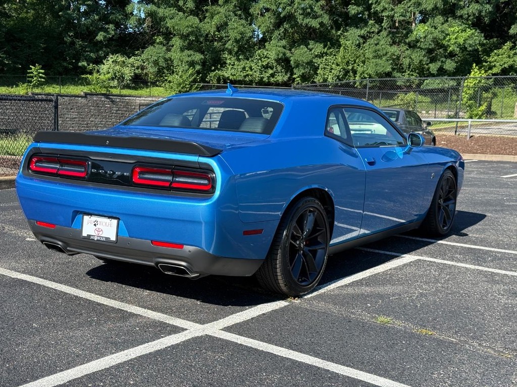 Dodge Challenger Vehicle Full-screen Gallery Image 03
