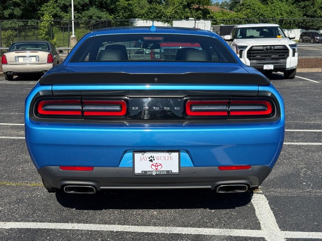 Dodge Challenger Vehicle Full-screen Gallery Image 05