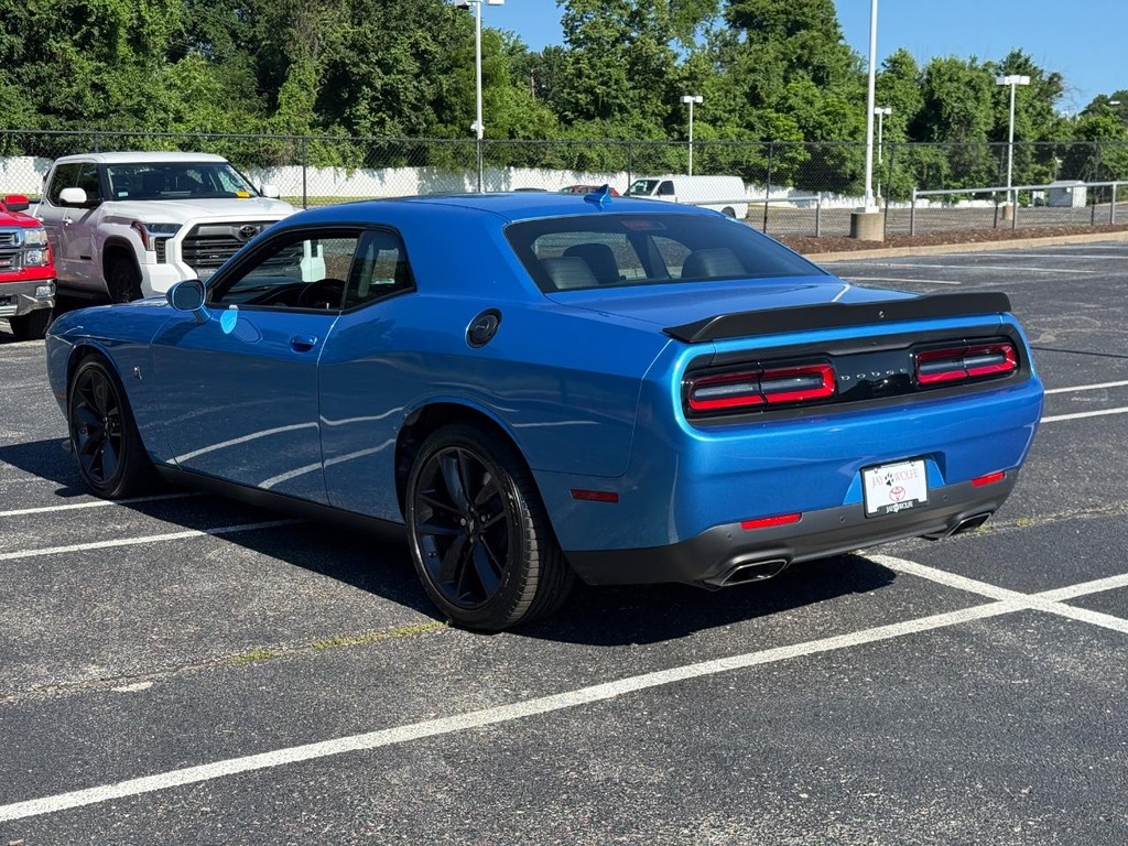 Dodge Challenger Vehicle Full-screen Gallery Image 06