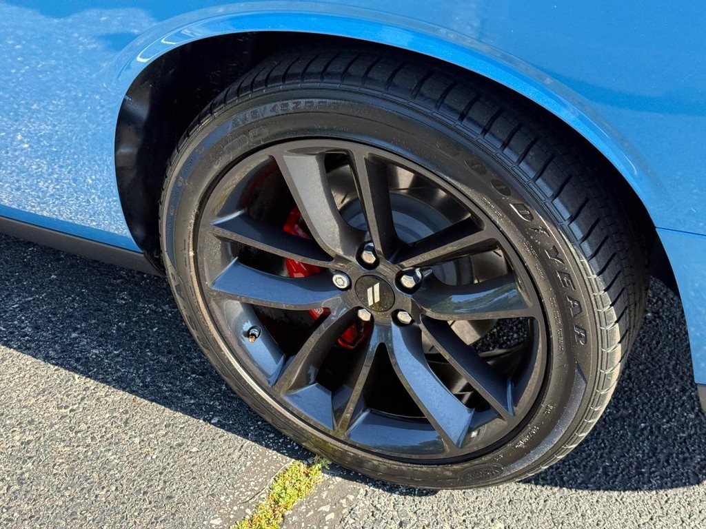 Dodge Challenger Vehicle Full-screen Gallery Image 07