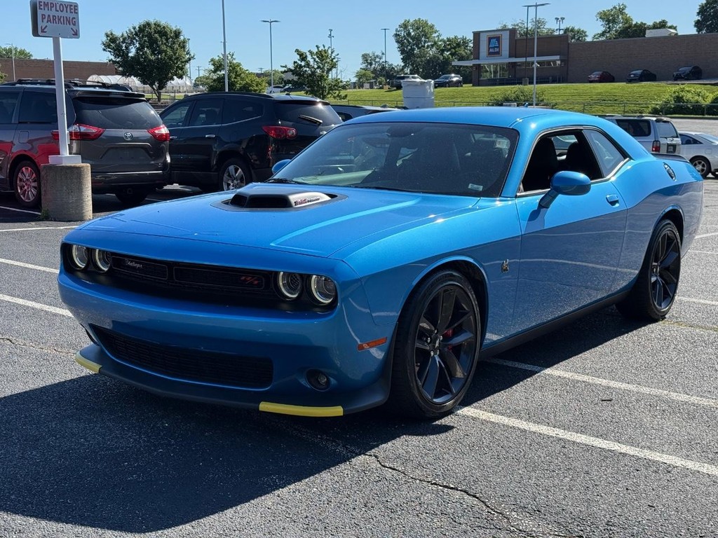 Dodge Challenger Vehicle Full-screen Gallery Image 09