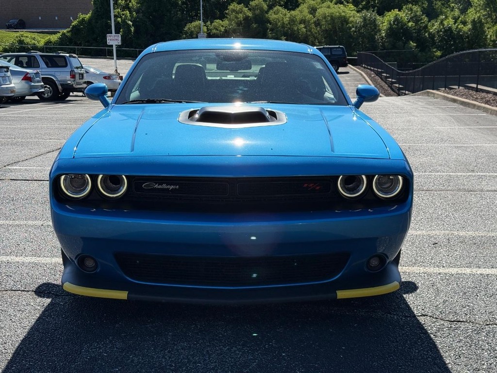 Dodge Challenger Vehicle Full-screen Gallery Image 10
