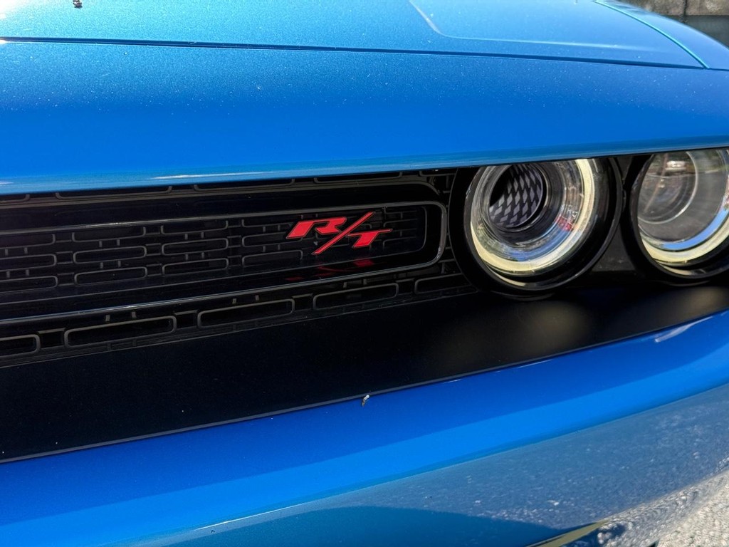 Dodge Challenger Vehicle Full-screen Gallery Image 11
