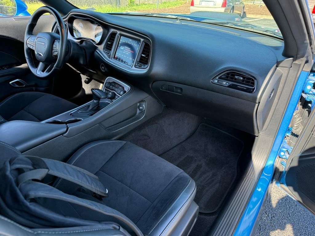 Dodge Challenger Vehicle Full-screen Gallery Image 14