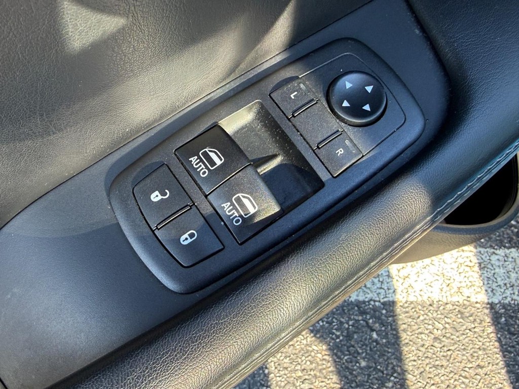 Dodge Challenger Vehicle Full-screen Gallery Image 16