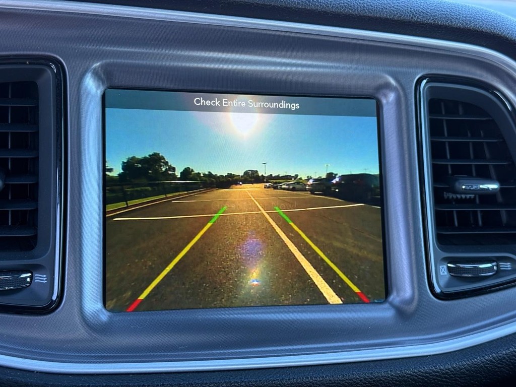 Dodge Challenger Vehicle Full-screen Gallery Image 24