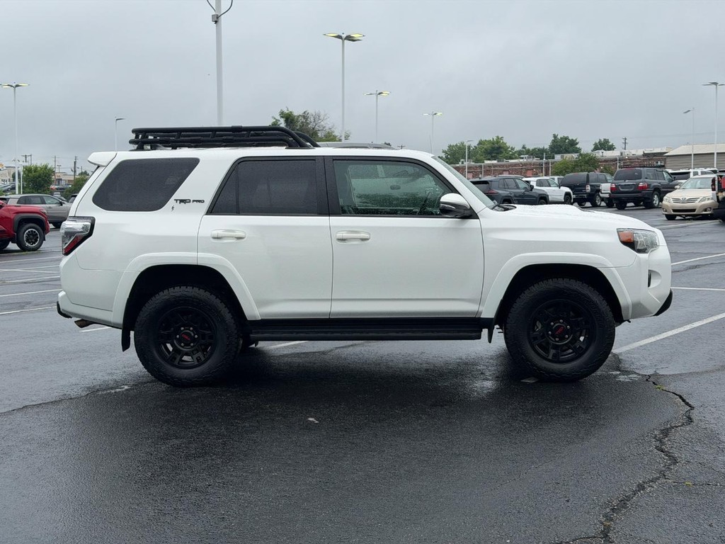 Toyota 4Runner Vehicle Full-screen Gallery Image 02