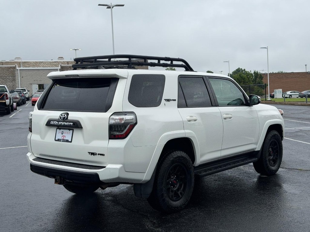 Toyota 4Runner Vehicle Full-screen Gallery Image 03