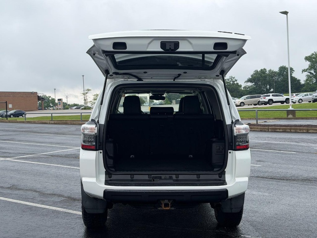Toyota 4Runner Vehicle Full-screen Gallery Image 04