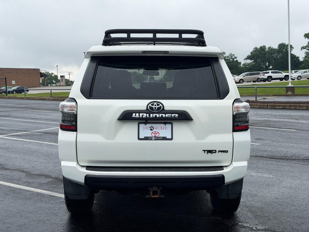 Toyota 4Runner Vehicle Full-screen Gallery Image 05