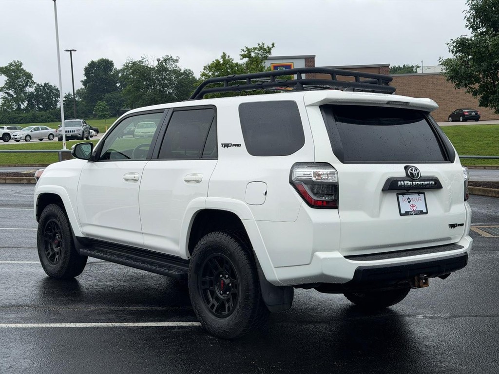 Toyota 4Runner Vehicle Full-screen Gallery Image 06